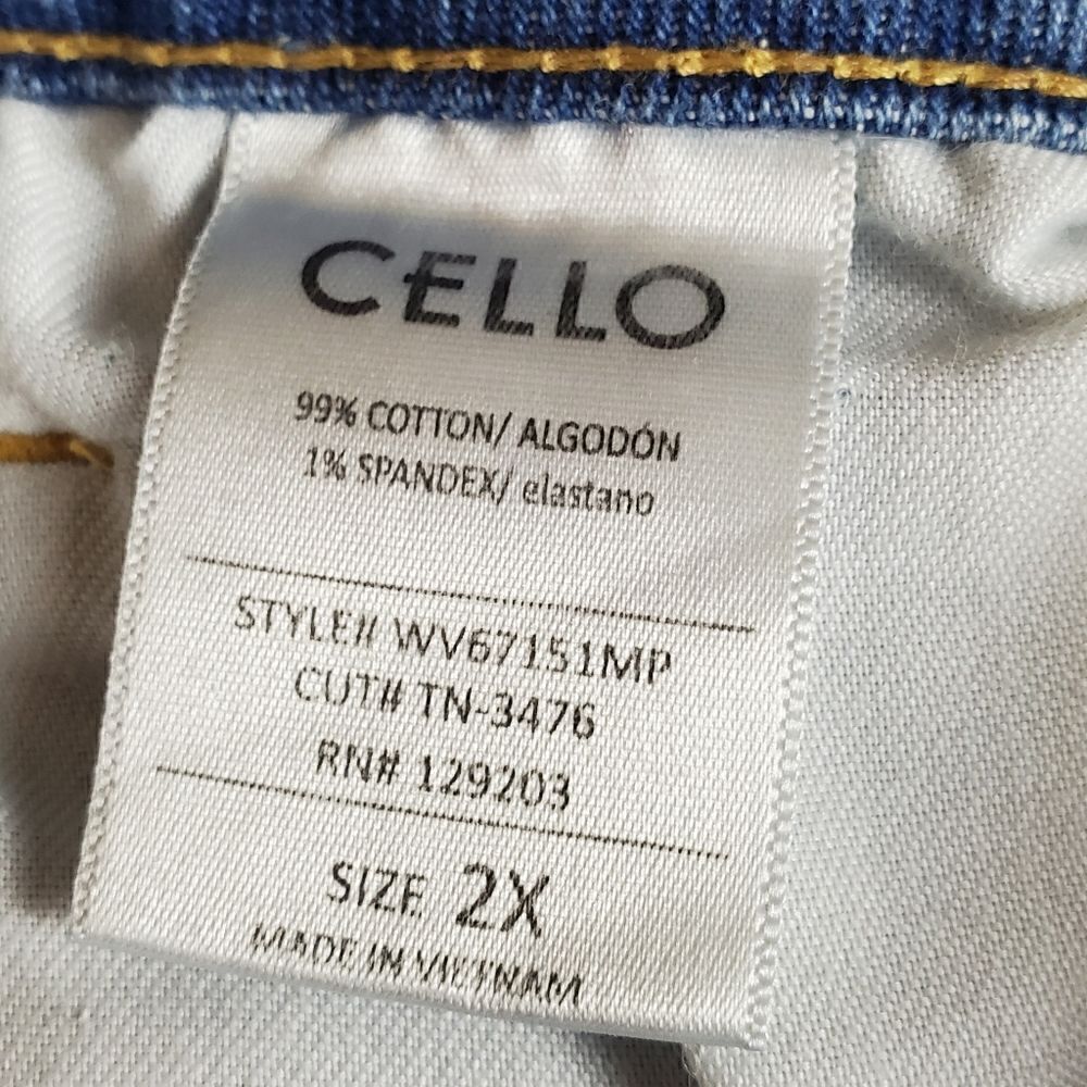 Ms. Cello Button Fly Distressed Cut Jean Shorts 2x - Picture 5 of 5